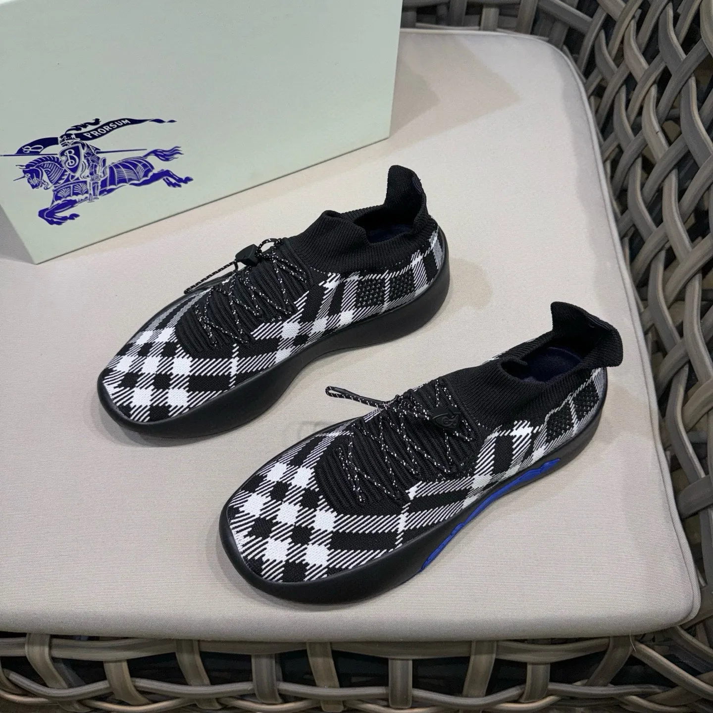 Men's shoes: 500💰BURBERRY/Burberry plaid knitted Neptune sneakers｜With breathable sock-style upper｜Embellished with knitted Burberry plaid｜Leather lining Incorporated into a plaid lace design｜Equipped with B-shaped shield buckle｜The sole is decorated with a large wrapped equestrian knight logo (EKD)｜Round toe #drawstring closure#The sole is decorated with the equestrian knight logo (EKD)｜At least 50% of the main materials of the boutique are from renewable sources Size: 39-44 (45 custom-made)